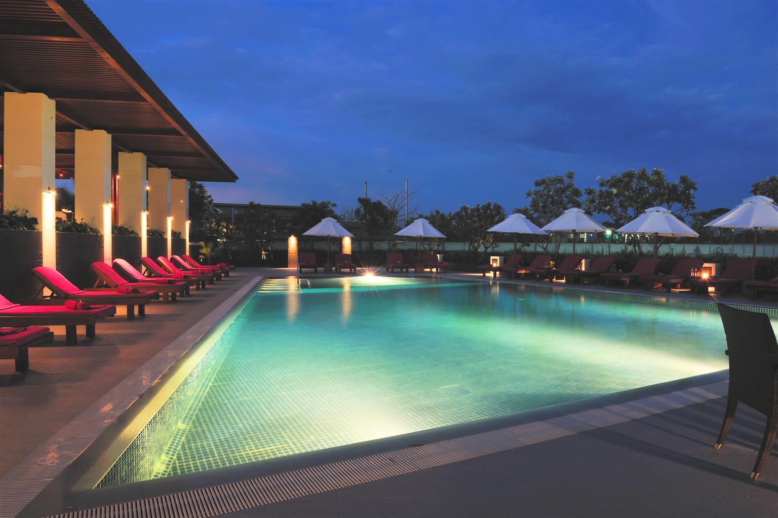 Amaranth Suvarnabhumi Hotel Bangkok Luaran gambar The pool at the hotel