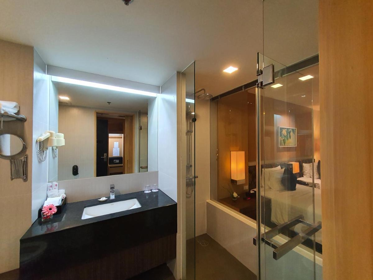 Amaranth Suvarnabhumi Hotel Bangkok Luaran gambar Bathroom of a Premier Deluxe Room