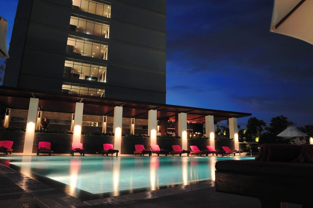 Amaranth Suvarnabhumi Hotel Bangkok Luaran gambar The pool at the hotel