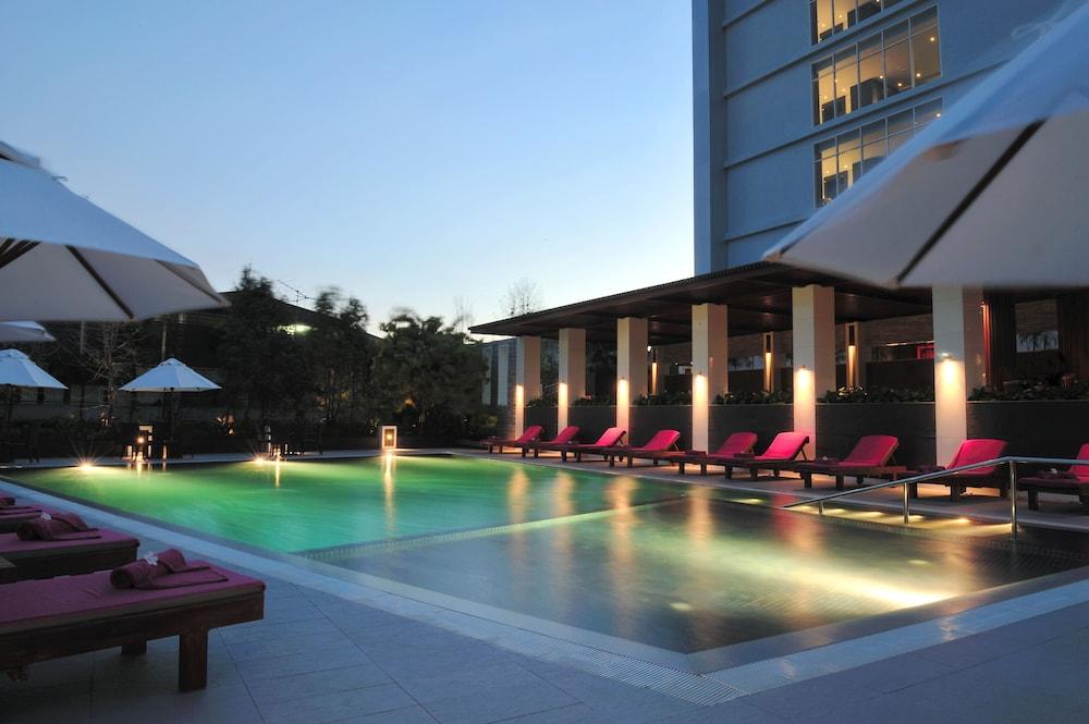 Amaranth Suvarnabhumi Hotel Bangkok Luaran gambar The pool at the hotel