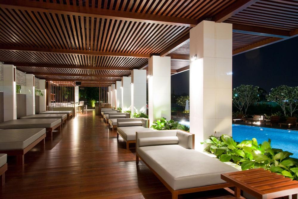 Amaranth Suvarnabhumi Hotel Bangkok Luaran gambar The pool at the hotel