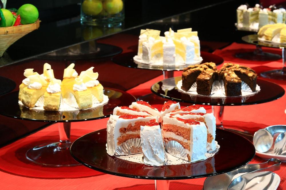 Amaranth Suvarnabhumi Hotel Bangkok Luaran gambar Cakes