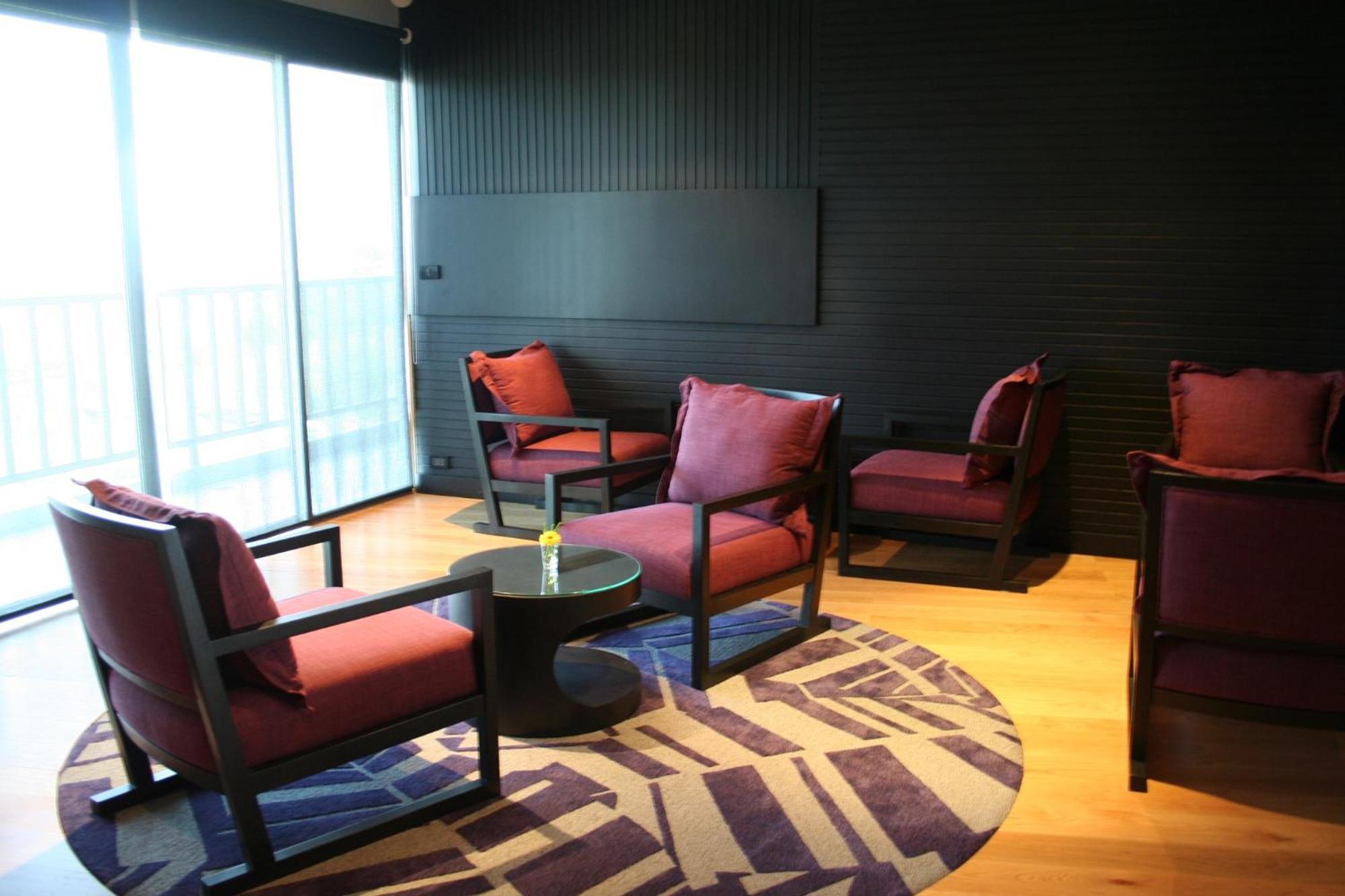 Amaranth Suvarnabhumi Hotel Bangkok Luaran gambar The interior of the lounge