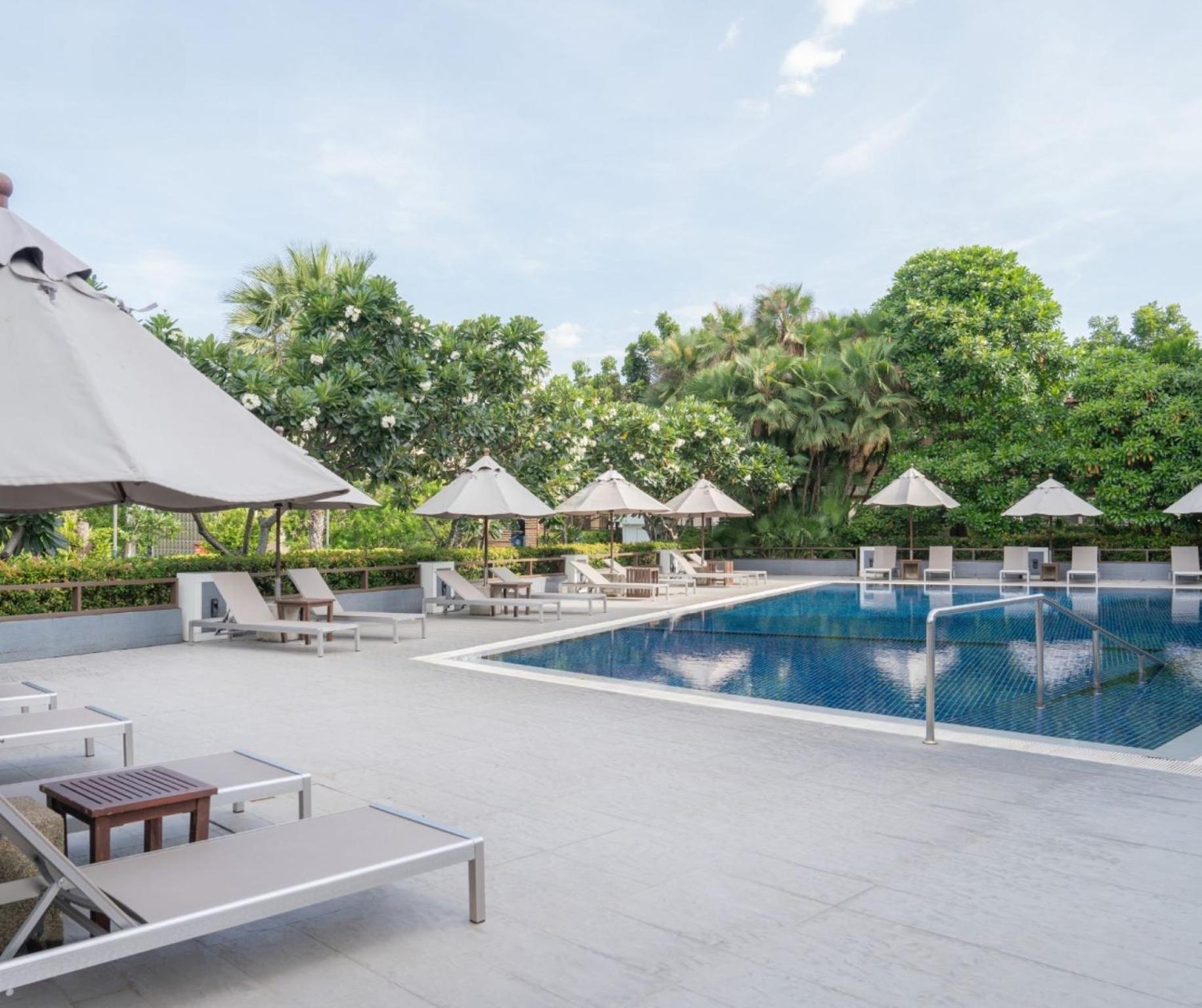Amaranth Suvarnabhumi Hotel Bangkok Luaran gambar The pool at the hotel