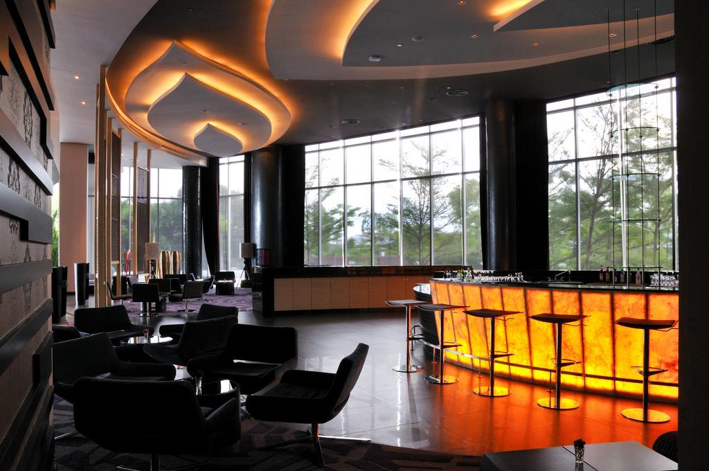 Amaranth Suvarnabhumi Hotel Bangkok Luaran gambar The bar at the Westin